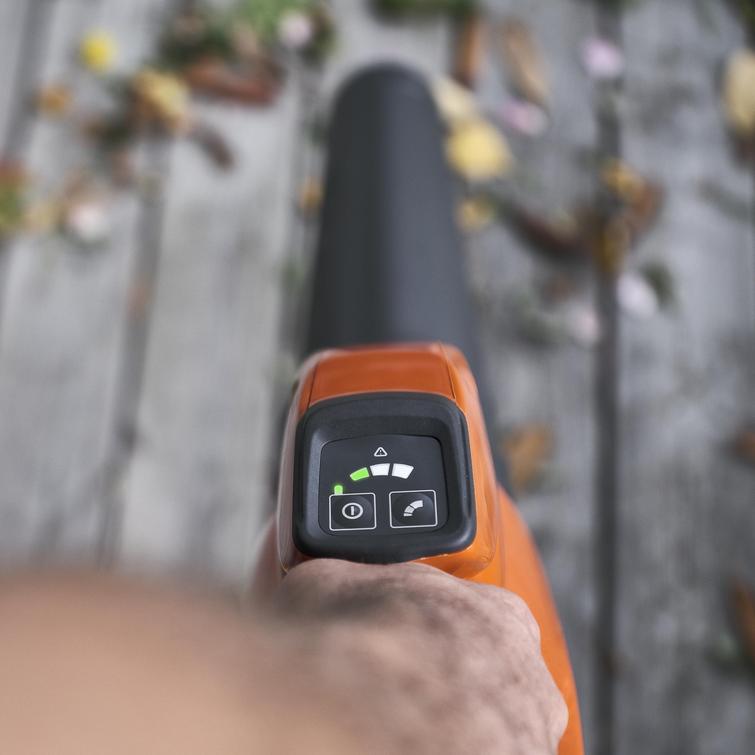 HUSQVARNA 120IB, MUKANA AKKU JA LATURI